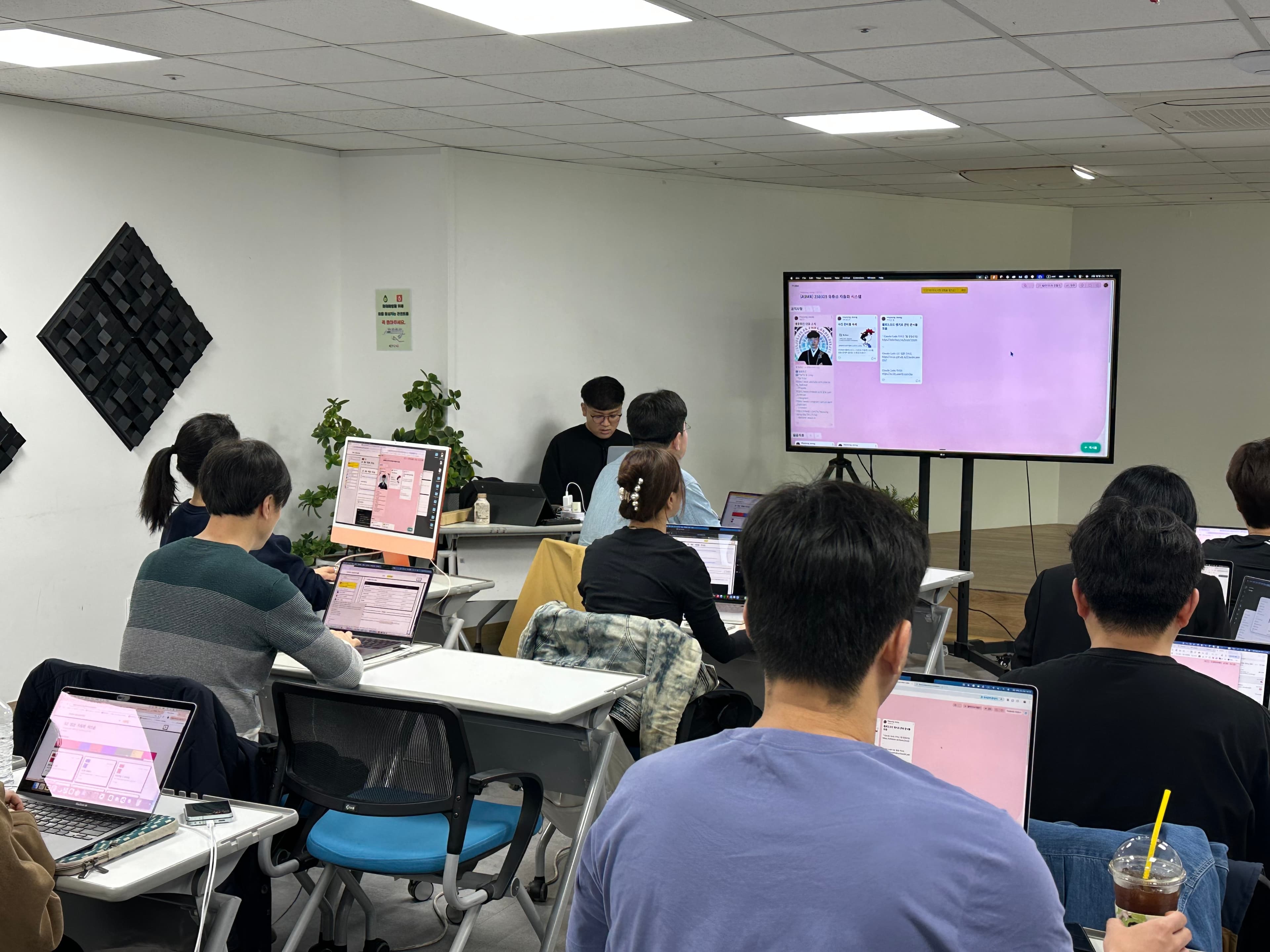 강사가 n8n 워크플로우를 설명하는 모습